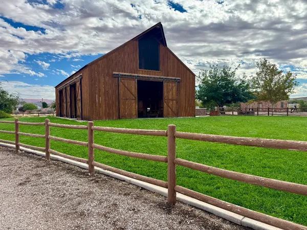 Photo session at Hela Seegmiller Historic Farm