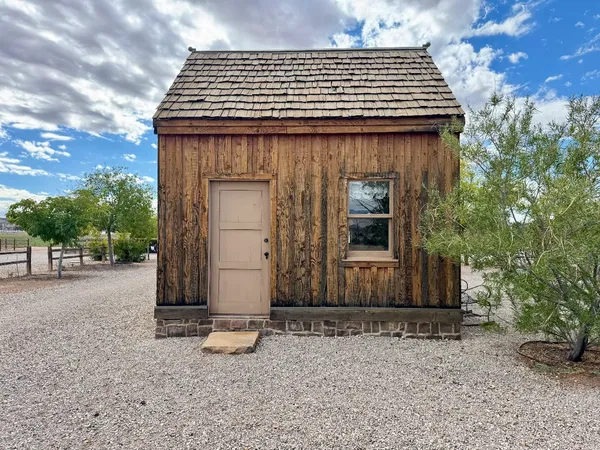 Photo session at Hela Seegmiller Historic Farm
