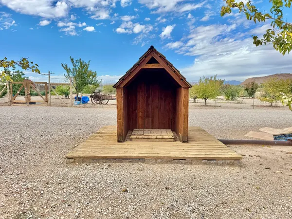 Photo session at Hela Seegmiller Historic Farm