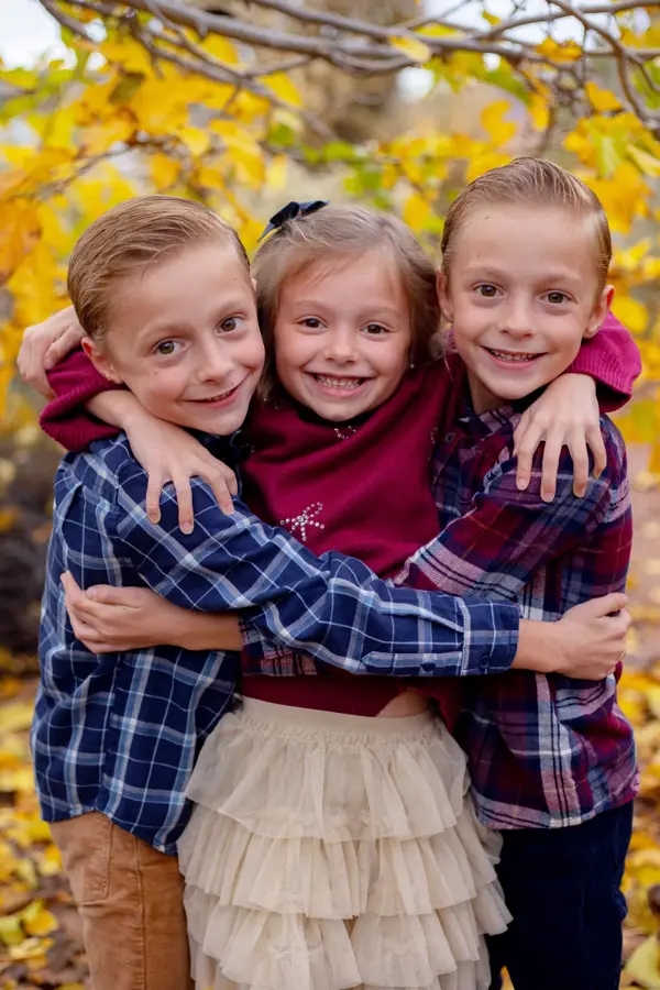 Siblings hugging during a Photo Fox session